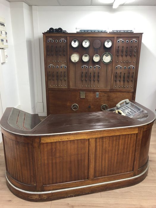 armoire d'alimentation et bureau du chef de régulation