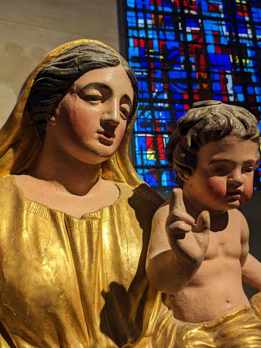 statue : Vierge à l'Enfant, vue partielle