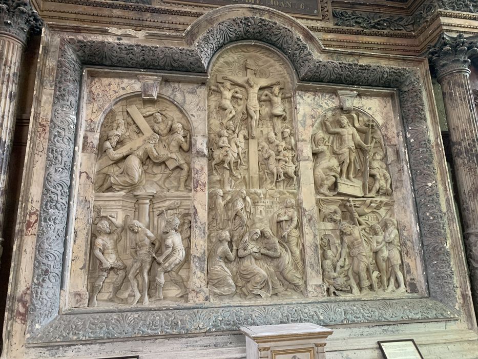 retable du maître-autel, bas-reliefs : le Portement de croix, la Flagellation, la Résurrection, la Descente aux limbes, la Crucifixion