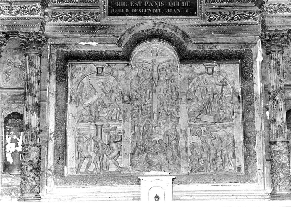 retable du maître-autel, bas-reliefs : le Portement de croix, la Flagellation, la Résurrection, la Descente aux limbes, la Crucifixion