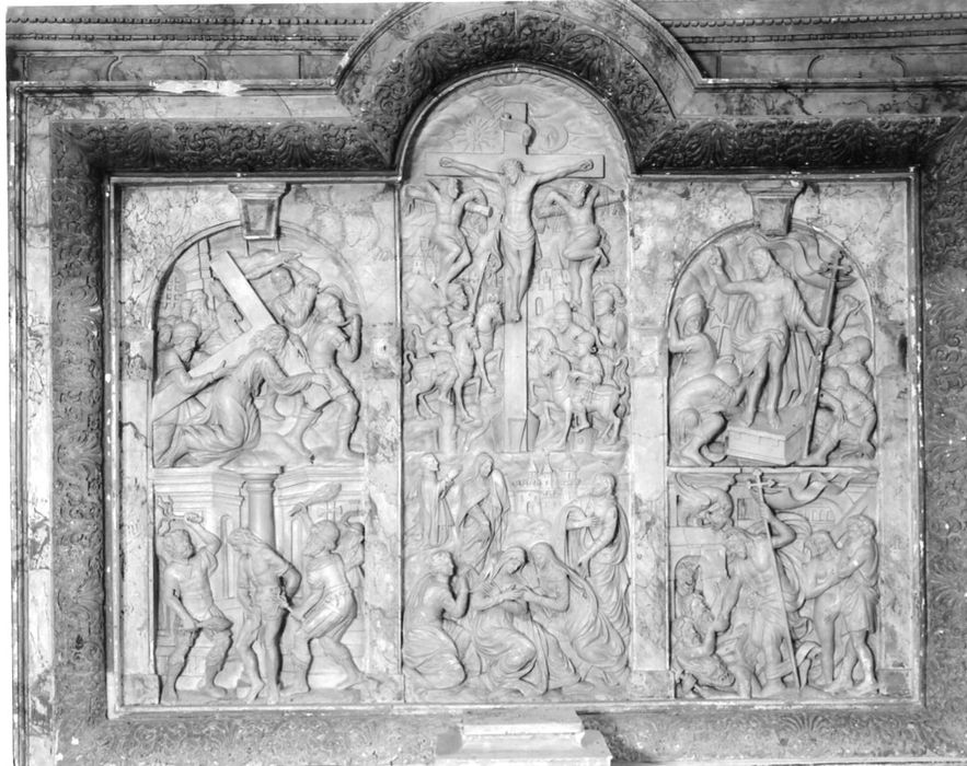 retable du maître-autel, bas-reliefs : le Portement de croix, la Flagellation, la Résurrection, la Descente aux limbes, la Crucifixion