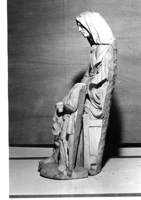 groupe sculpté : Education de la Vierge, profil gauche