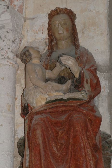 statue : Vierge à l'Enfant assise, vue partielle