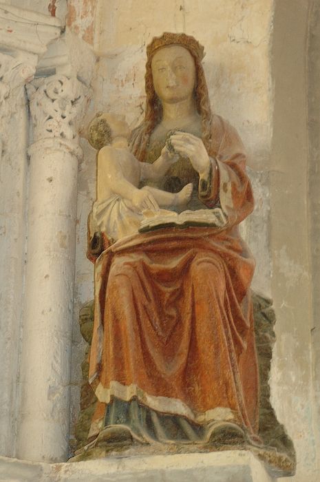 statue : Vierge à l'Enfant assise