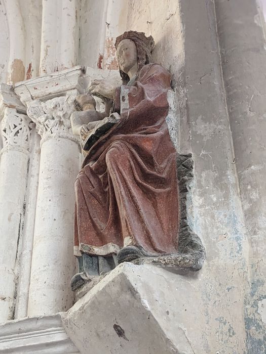 statue : Vierge à l'Enfant assise