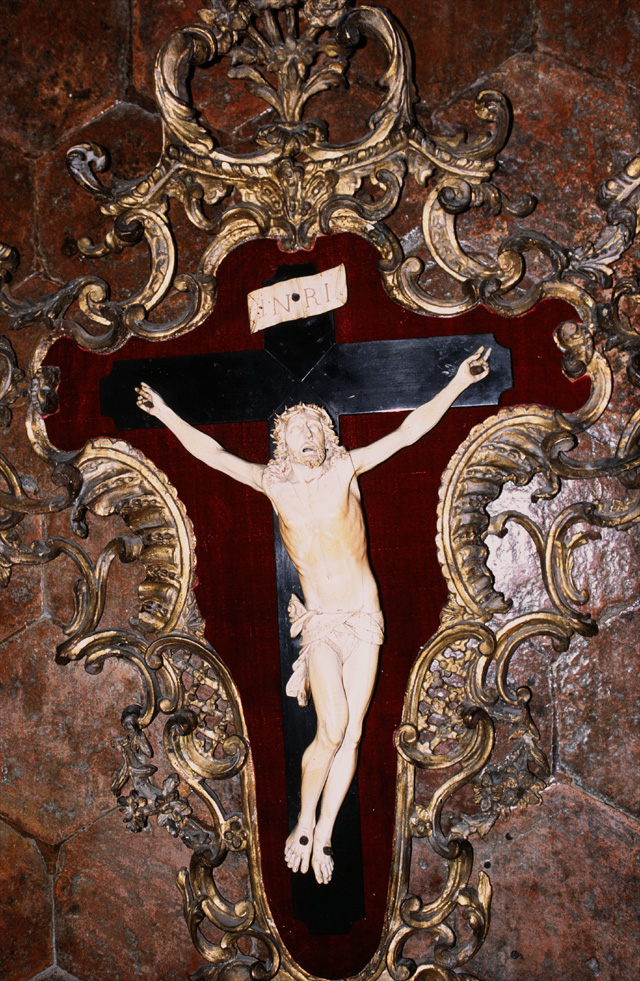 croix encadrée (statuette du Christ en crucifix avec cadre), vue partielle