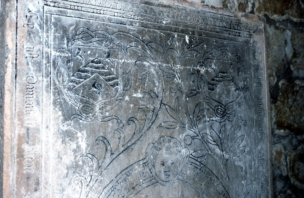 dalle funéraire d'Anne Ruzé ou Rouze, détail des armoiries
