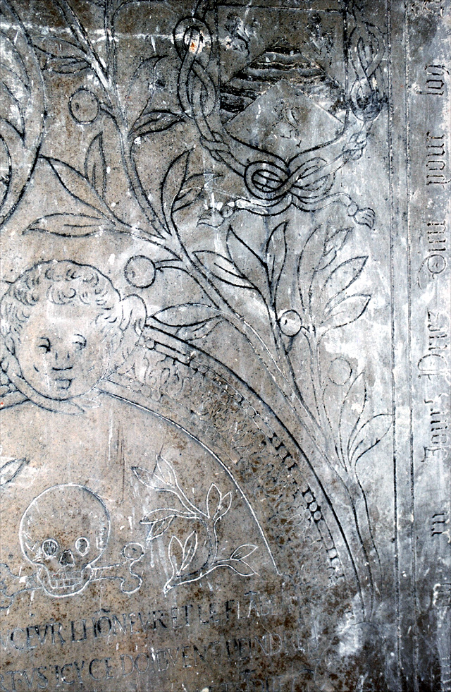 dalle funéraire d'Anne Ruzé ou Rouze, détail des armoiries