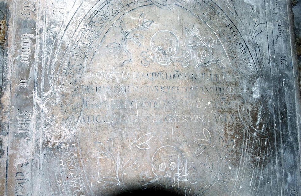 dalle funéraire d'Anne Ruzé ou Rouze, détail des armoiries