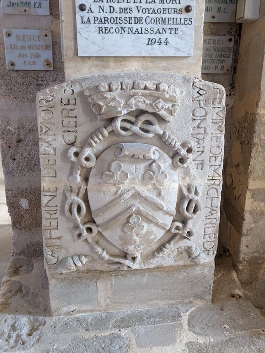 Bas-relief armorié de Catherine de la Morcières, femme de Charles de la Fontaine