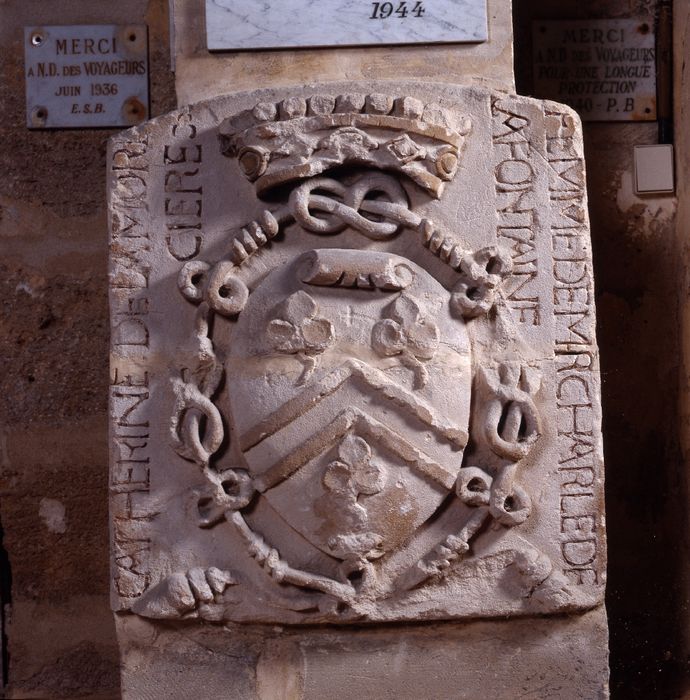 Bas-relief armorié de Catherine de la Morcières, femme de Charles de la Fontaine