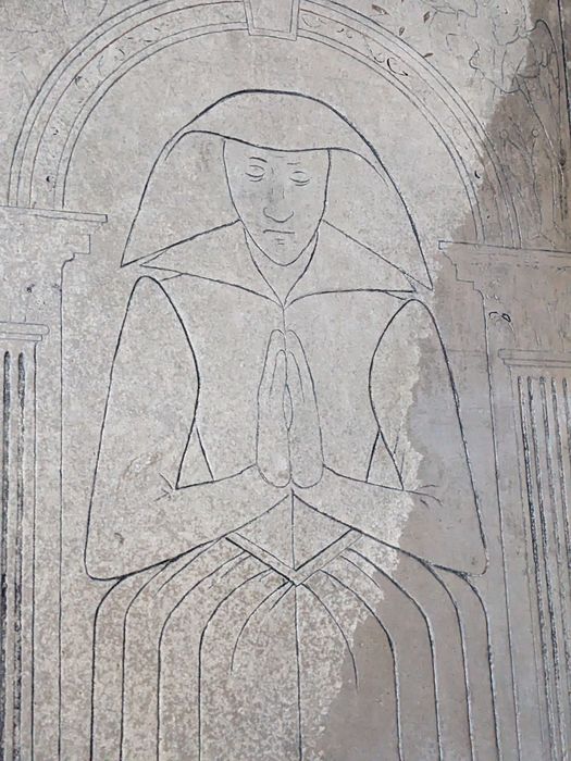 dalle funéraire de damoiselle Jehane Le Dru, veuve de Guillaume Du Bois, vue partielle