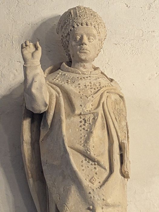 statue : Saint évêque dit saint Clair du Vexin, vue partielle