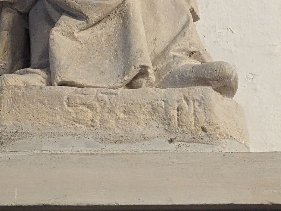 statue : Saint évêque dit saint Clair du Vexin, détail