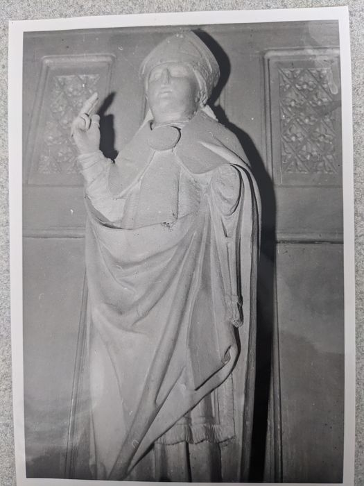 statue : saint évêque