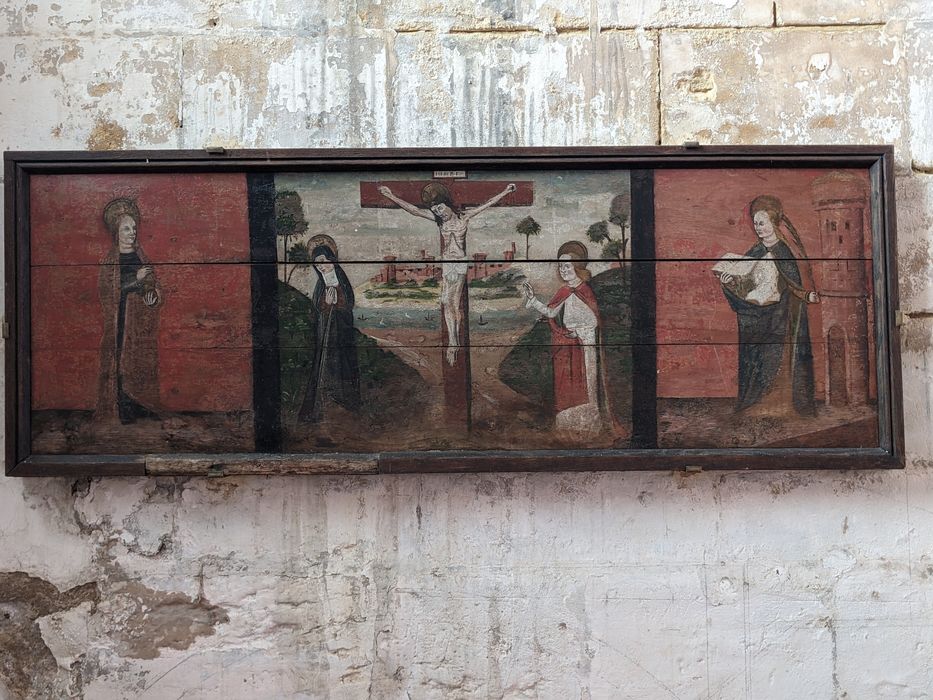 devant d'autel : Calvaire entre sainte Madeleine et sainte Barbe