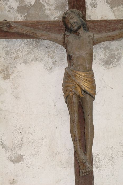 statue : Christ en croix, vue partielle