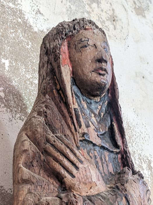statue : Vierge du Calvaire, vue partielle