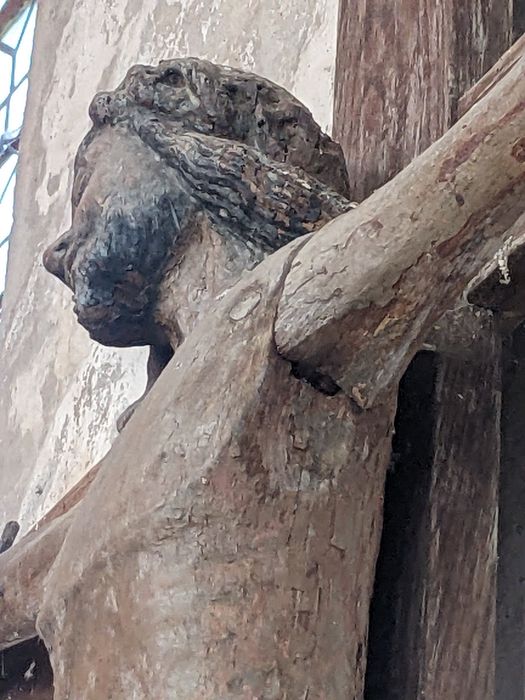 statue : Christ en croix, vue partielle