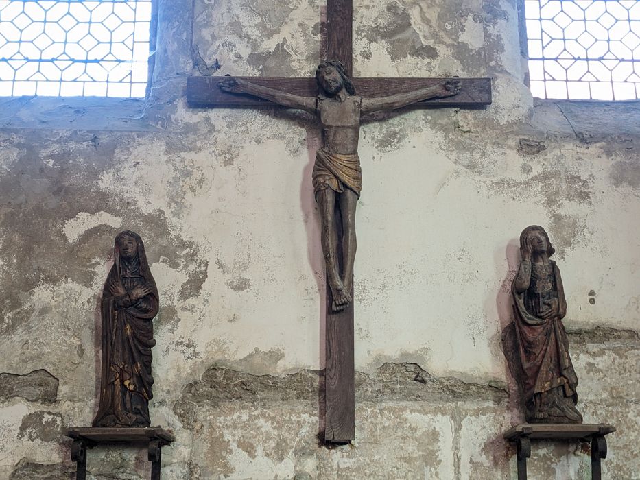 statues : Christ en croix, la Vierge, saint Jean