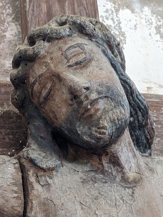 statue : Christ en croix, détail