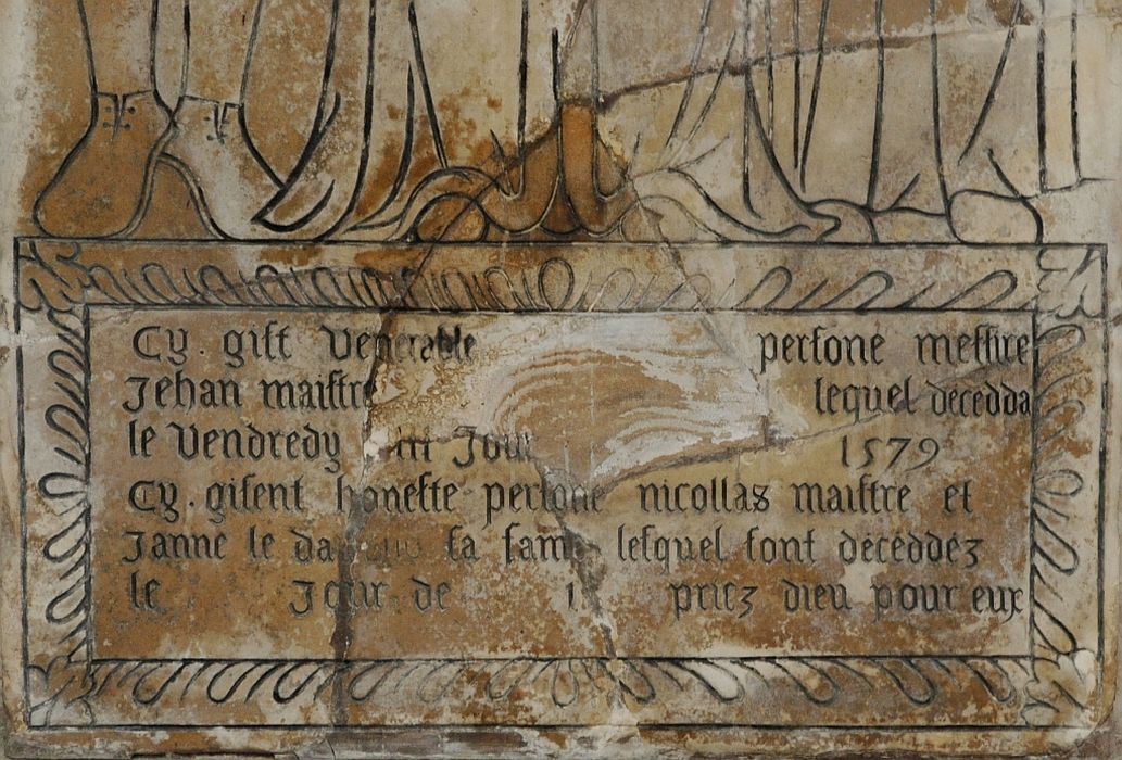 dalle funéraire de Jehan Maistre, prêtre, de Nicolas Maistre et de sa femme, détail de l’inscription