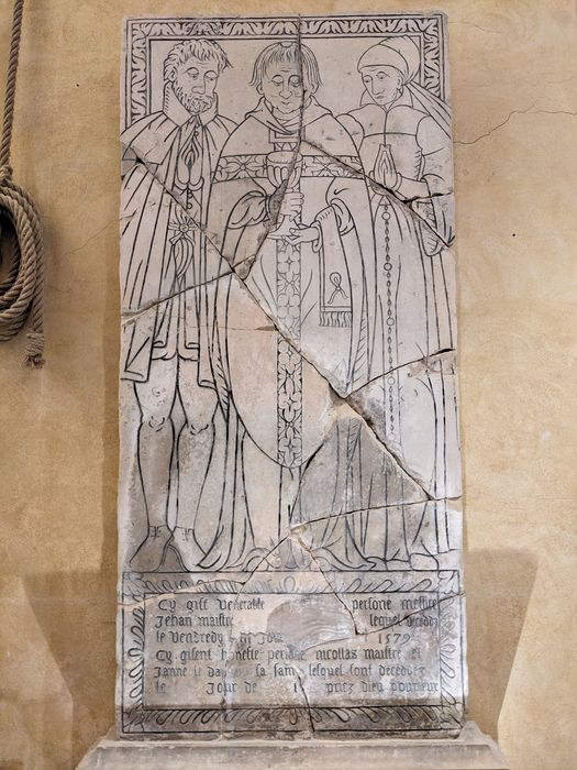 dalle funéraire de Jehan Maistre, prêtre, de Nicolas Maistre et de sa femme