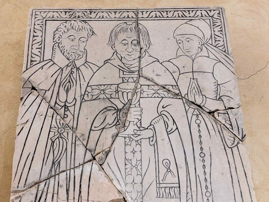 dalle funéraire de Jehan Maistre, prêtre, de Nicolas Maistre et de sa femme, vue partielle