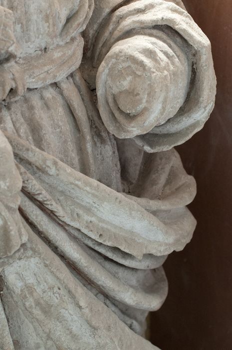 statue : Vierge à l'Enfant, détail