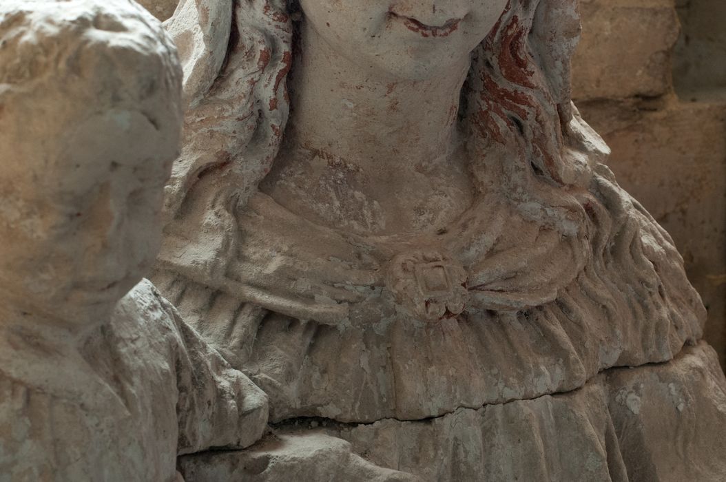 statue : Vierge à l'Enfant, détail