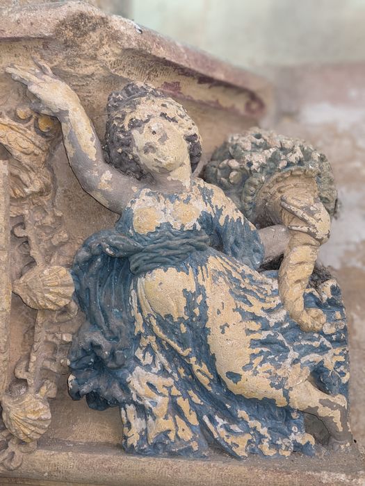 socle aux armes des Montmorency, détail