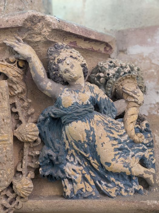 socle aux armes des Montmorency, détail