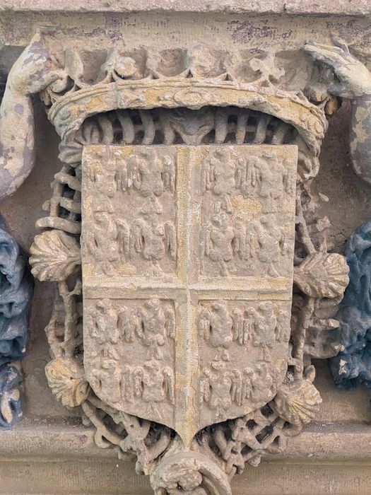 socle aux armes des Montmorency, détail