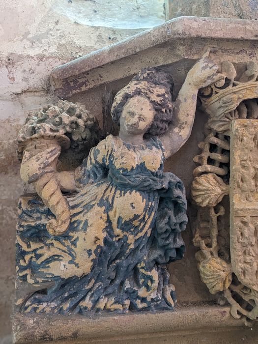 socle aux armes des Montmorency, détail