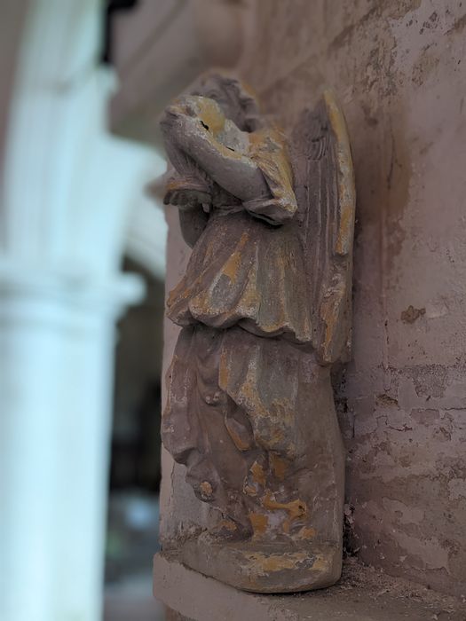 statue : ange, profil gauche
