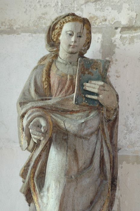 statue : sainte tenant un livre, vue partielle