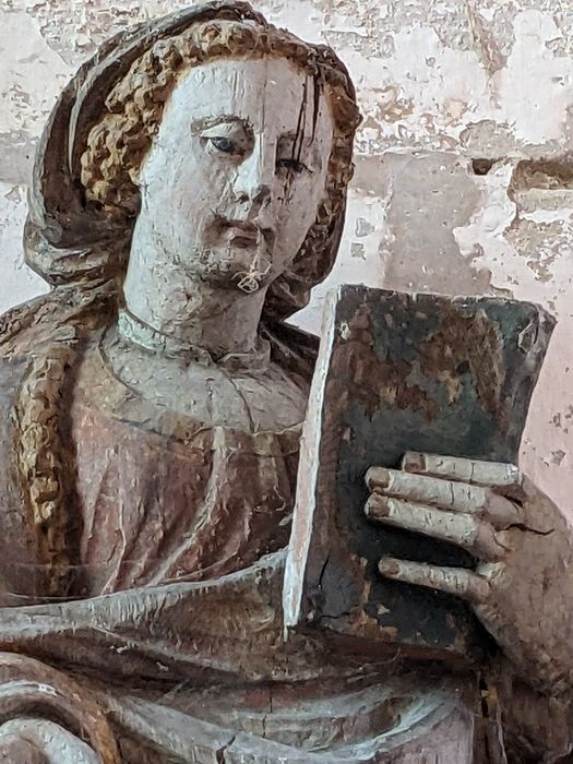 statue : sainte tenant un livre, vue partielle