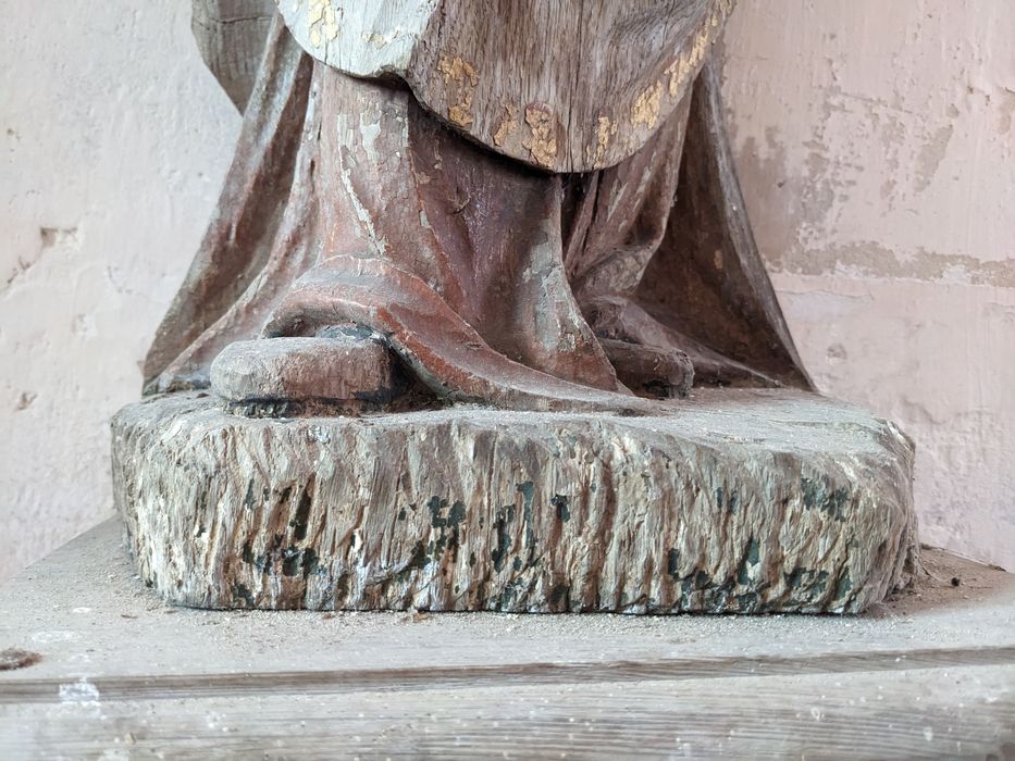 statue : sainte tenant un livre, détail