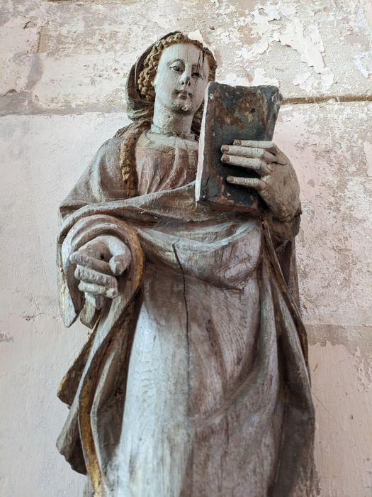 statue : sainte tenant un livre, vue partielle