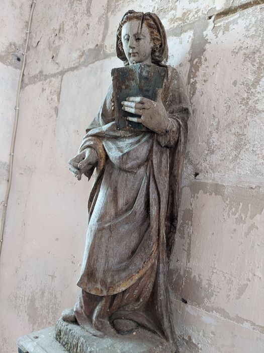 statue : sainte tenant un livre