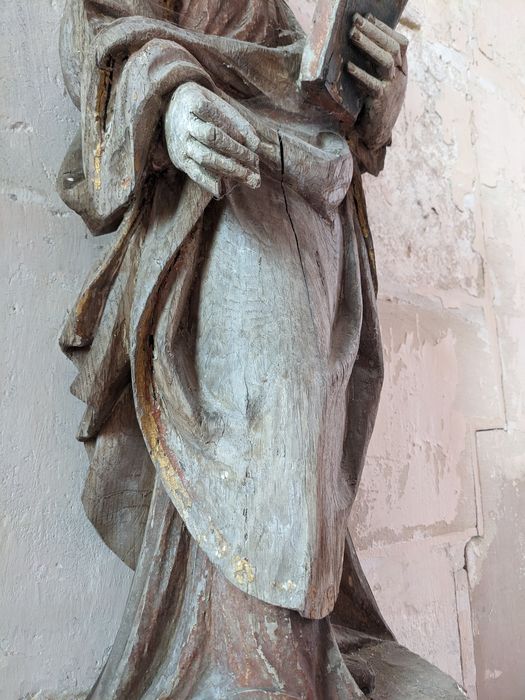 statue : sainte tenant un livre, vue partielle