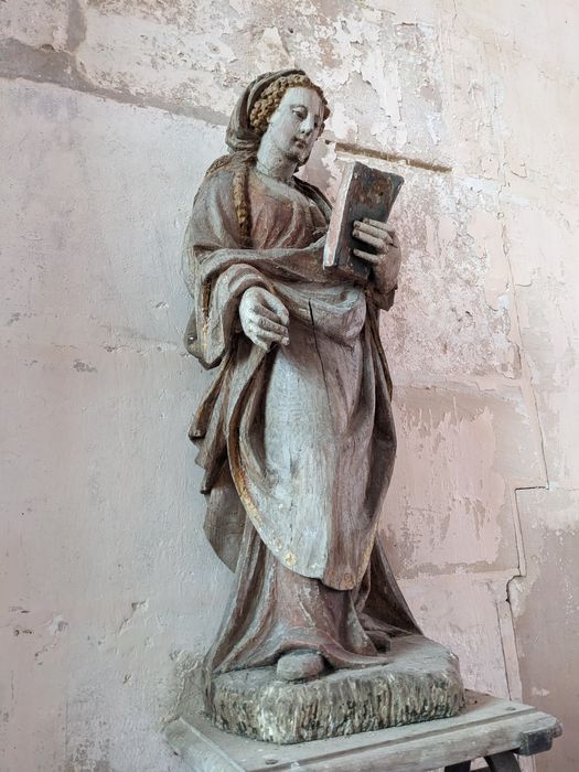 statue : sainte tenant un livre