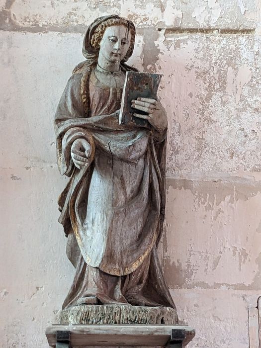 statue : sainte tenant un livre