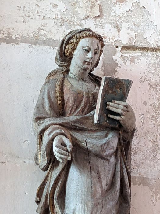 statue : sainte tenant un livre, vue partielle