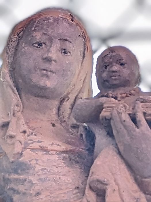 statue : Vierge à l'Enfant, détail