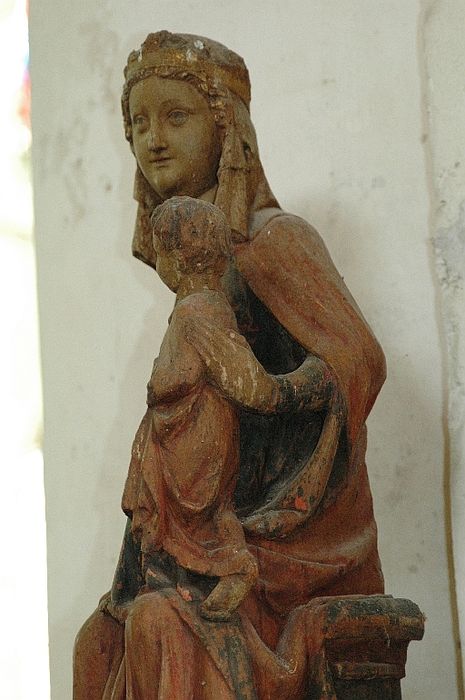 statue : Vierge à l'Enfant assise, vue partielle