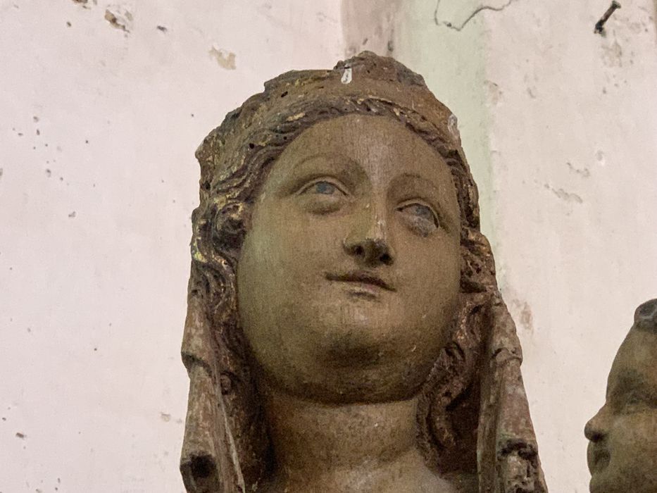 statue : Vierge à l'Enfant assise, détail