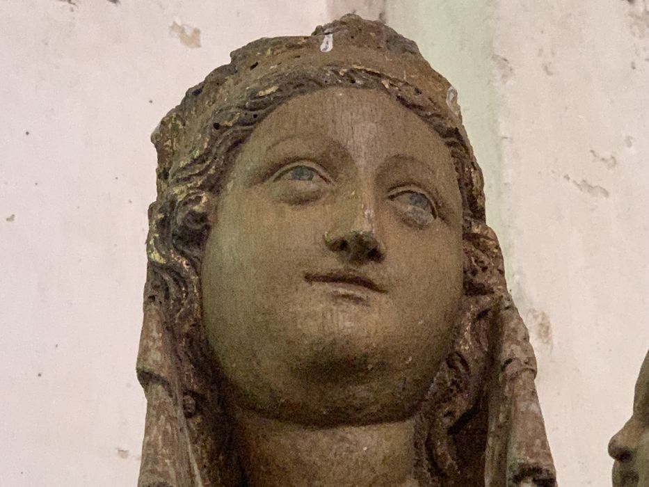 statue : Vierge à l'Enfant assise, détail
