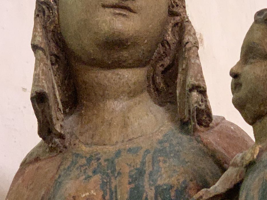 statue : Vierge à l'Enfant assise, détail