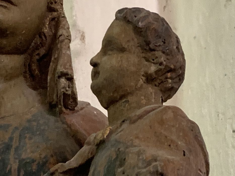 statue : Vierge à l'Enfant assise, détail